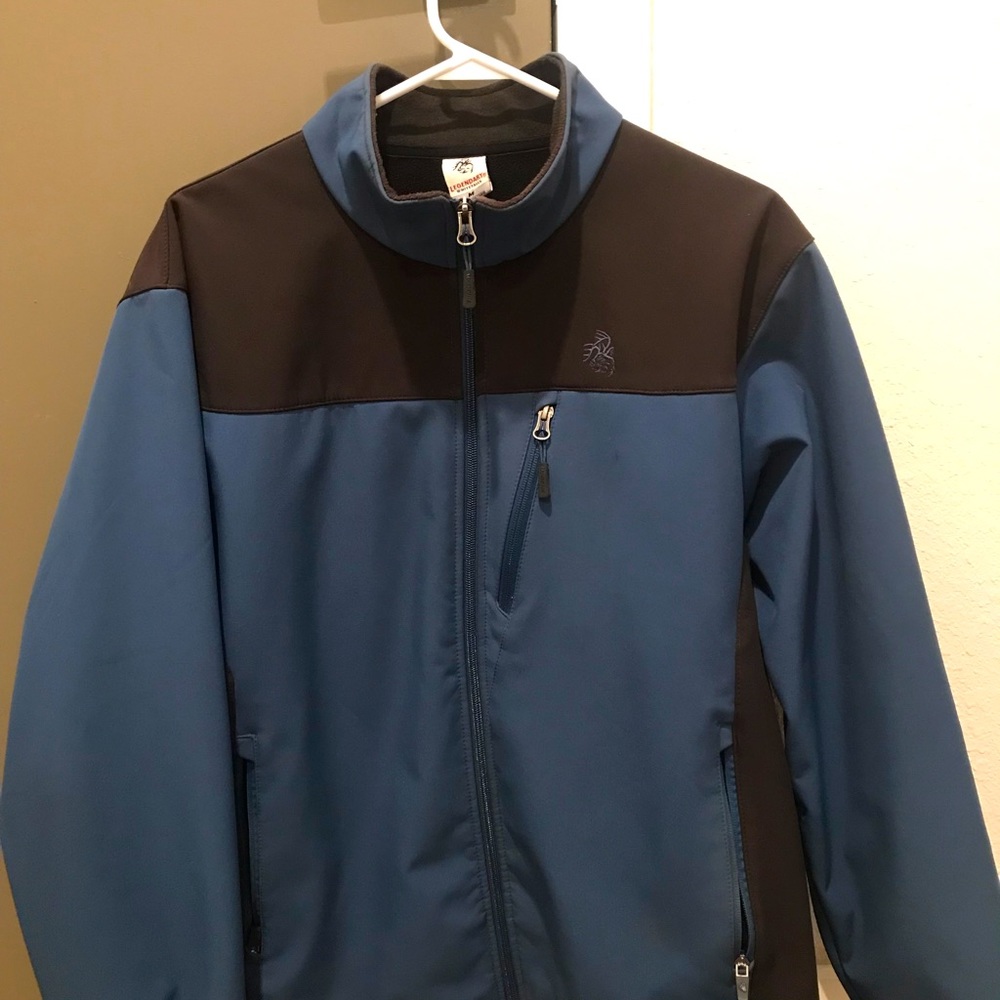 Men’s Legendary Whitetails soft shell jacket. Size Medium. Navy/Black.